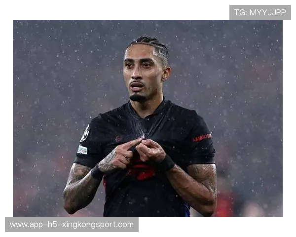 巴萨拉菲尼亚外脚背挑射得手 巴萨拉菲尼亚外脚背挑射得手