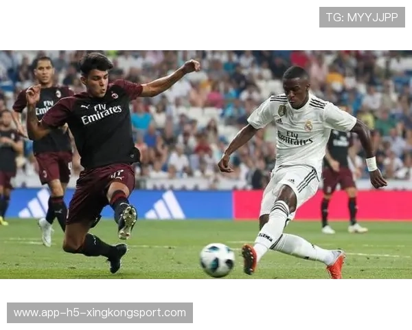 巴西训练营中维尼修斯状态火热，多次完成关键过人