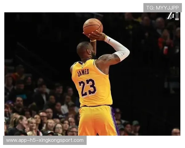 詹姆斯三分外线再中，湖人掌控全场